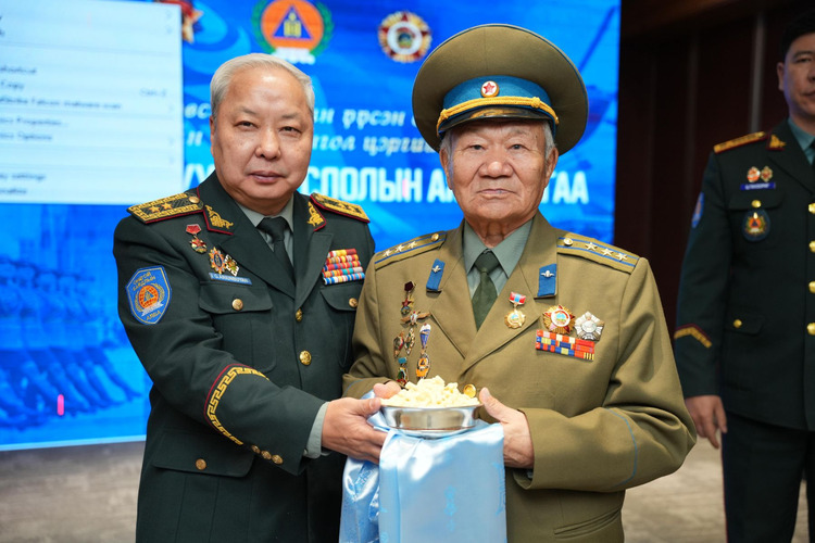 “Үйлчилгээний гавьяат ажилтан” цол хүртсэн бэлтгэл хурандаа Г.Чулуунд хүндэтгэл үзүүллээ